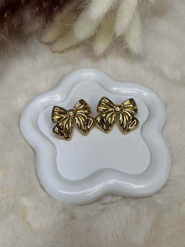 Boucles d’oreilles nœud doré – Élégance intemporelle
